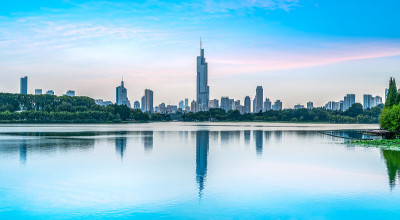 公园湖与城市建筑景观