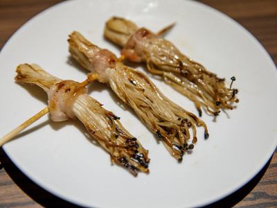 金针蘑菇熏肉卷，泰国普吉岛街头摊烧烤棒