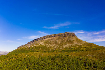 芬兰Kilpisjärvi的萨那山和森林的鸟瞰图