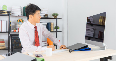 办公室里的亚洲商人