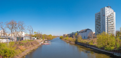 在色彩缤纷的春天和蓝天下，德国的多层住宅、易北河和城市公园自然全景。