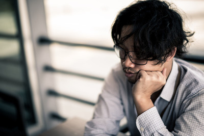 商人因工作而紧张。抑郁和焦虑的概念。