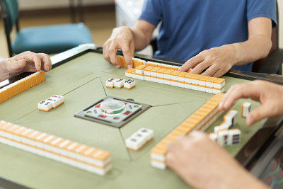 长者在长期护理机构的娱乐室打麻将