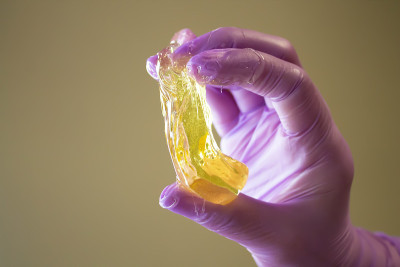 用于加糖的液体糖。脱毛和热糖脱毛