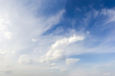 天空背景与卷云和积云