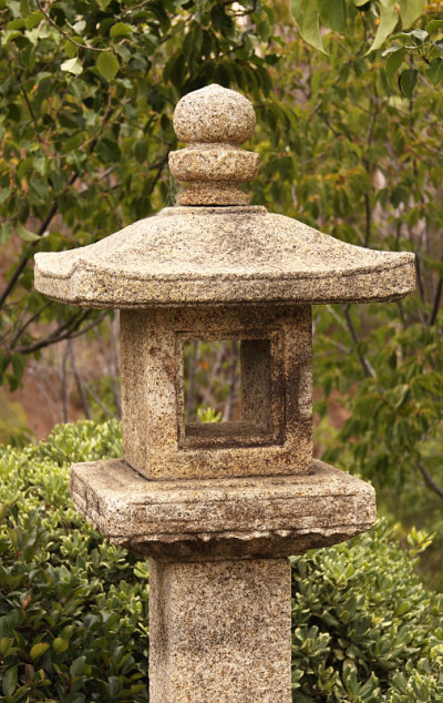 日本石灯纪念碑
