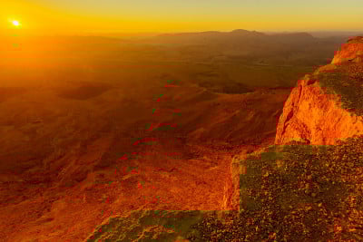 Makhtesh(火山口)Ramon的日出视图