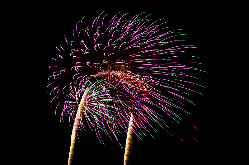 这是一幅夜晚烟花爆炸的画面