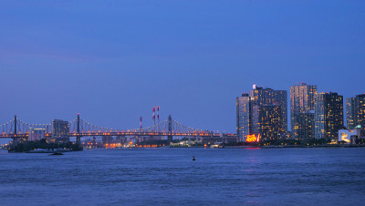 纽约长岛市晚上的风景