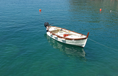 白色，摩托艇在Cinque Terre，意大利