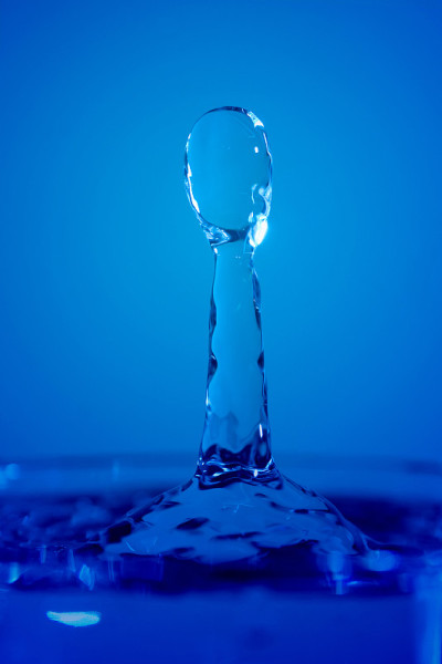 水滴落在蓝色