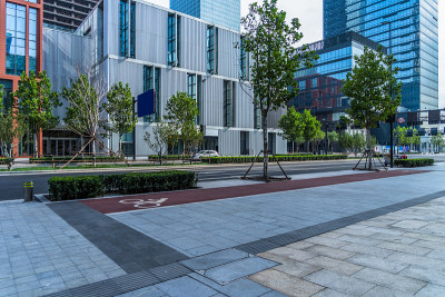 空砖地板与城市景观和天际线