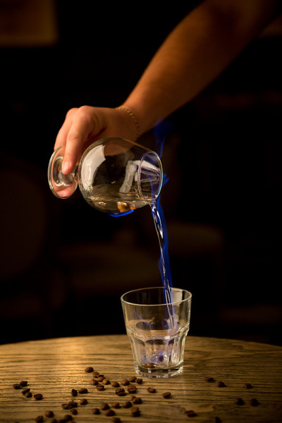 酒保倒着燃烧的苦艾酒