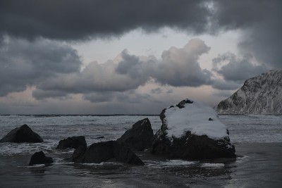 挪威海岸冬天下雪天气恶劣多云