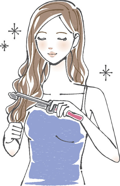 用直发器梳头的妇女