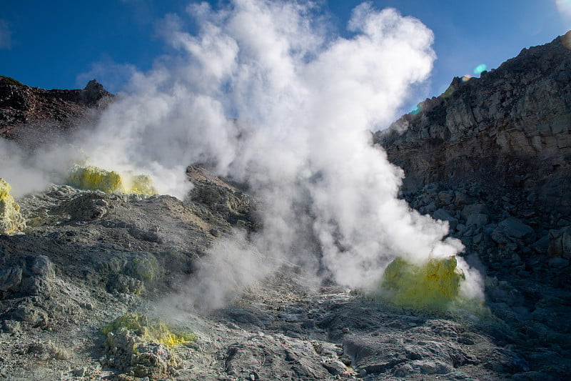 日本北海道铁贺，硫磺山，火山烟雾升起的秋天