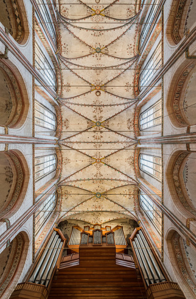 德国吕贝克Marienkirche(圣玛丽教堂)的天花板和风琴(正式名称:圣玛丽教堂Lübeck)