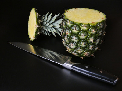 菠萝用刀切掉