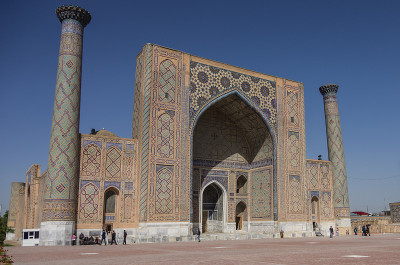 乌兹别克斯坦撒马尔罕Registan广场上的Ulugbek Madrasah
