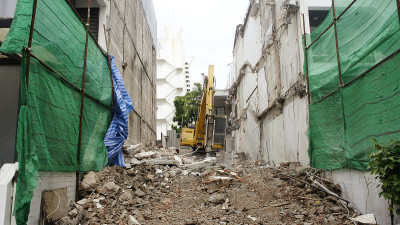 挖掘机在城市的建筑工地