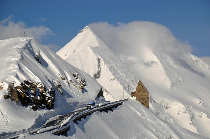 奥地利大格洛克纳山的空旷道路，穿过风景秀丽的雪乡