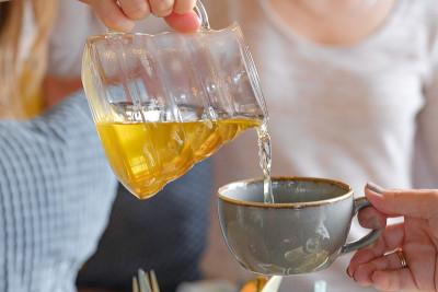 茶正在倒入茶杯中
