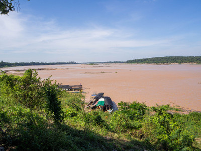 美丽的蓝天和美丽的大橙色湄公河，泰国。