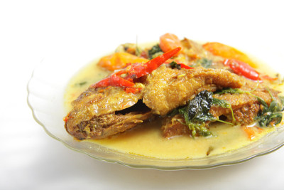 芒果是一种以鱼为主要食材的印尼食物，用一些香料、辣椒和牛奶椰子烹饪