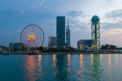 巴统,Adjara,格鲁吉亚。从海边看，灯光照亮了晚上的度假小镇