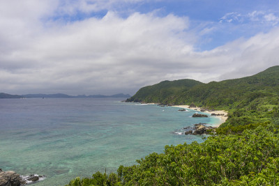 日本冲绳岛阿仁海滩全景图。