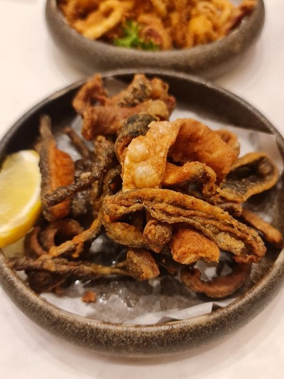 三文鱼皮油炸食品摄影