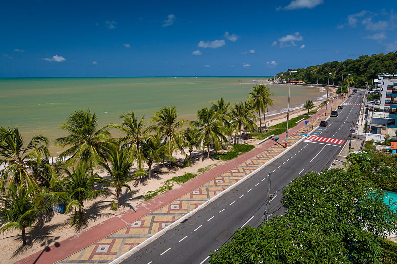 Cabo Branco海滩与白色的沙子和椰林在João Pessoa, Paraíba州，巴西200