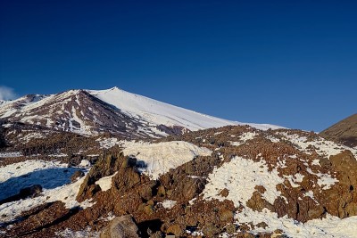 白雪皑皑的埃特纳火山