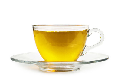 茶在透明的杯中孤立在白色