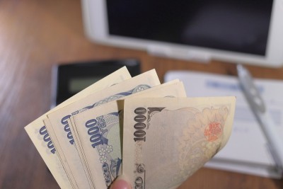 数钱的人。收据及平板设备