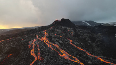 冰岛火山喷发鸟瞰图