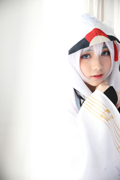 日本动漫cosplay，白色日本miko在白色调房间