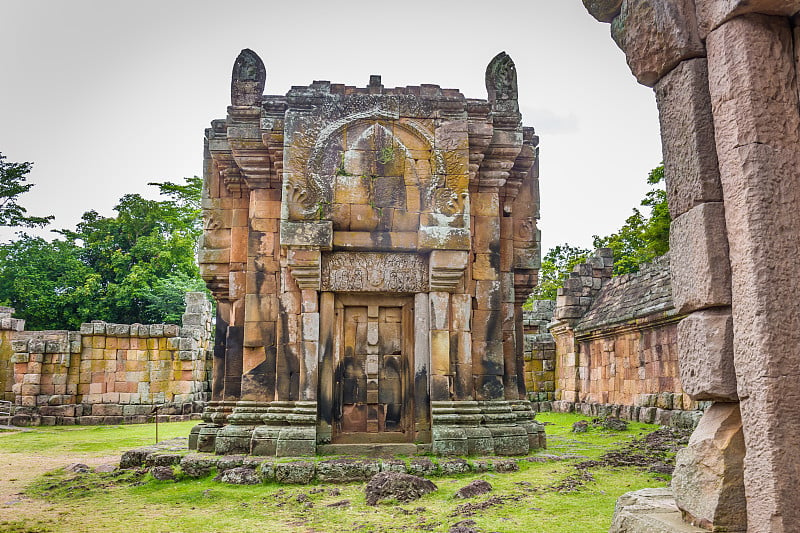 Prasat Hin Phanom Rung的祭祀场所，很大，位于泰国布里拉姆古高棉时期的森林深处的