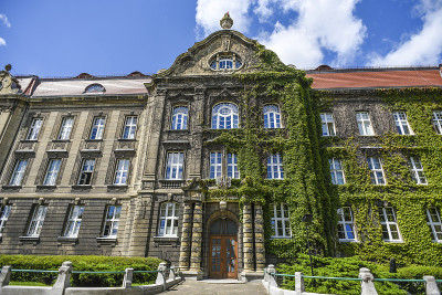 在Szczecin建造海事学院，夏天，阳光明媚的天气