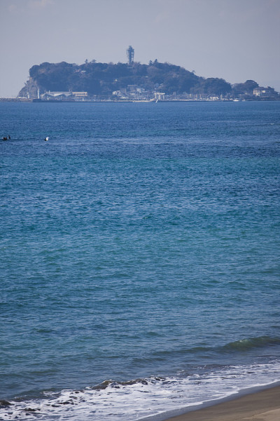 远处的Enoshima