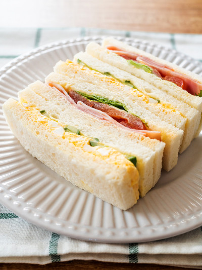 鸡蛋、火腿和蔬菜三明治