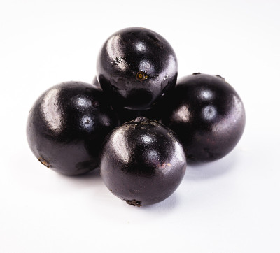 一种巴西水果，叫jabuticaba或jaboticaba。孤立在白色背景上。有机水果，不含防腐剂。