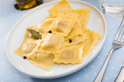 白色盘子里的馄饨