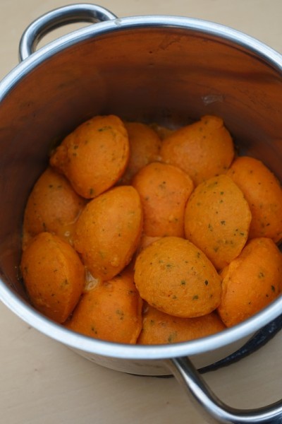 胡萝卜泥，欧芹土豆，在平底锅中烹饪时的冷冻食品