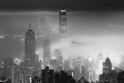 香港城市夜间有雾