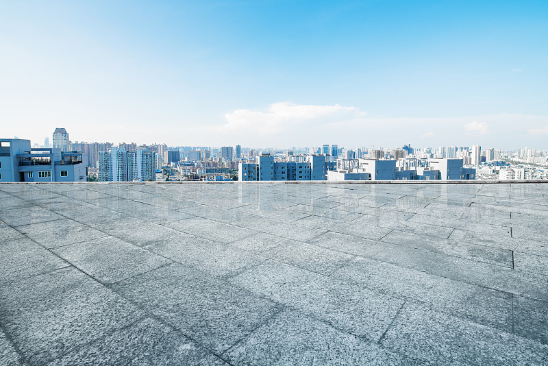 从空荡荡的砖地上看杭州的城市景观和天际线