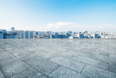 从空荡荡的砖地上看杭州的城市景观和天际线