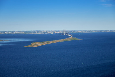 横跨海峡的厄勒海峡大桥的俯视图