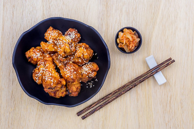 炸鸡配泡菜韩国食品