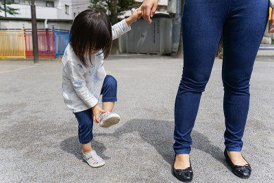 孩子在外面玩